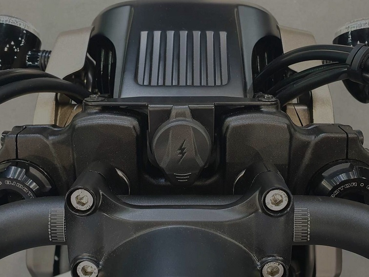 QJMOTOR  SRV 700
